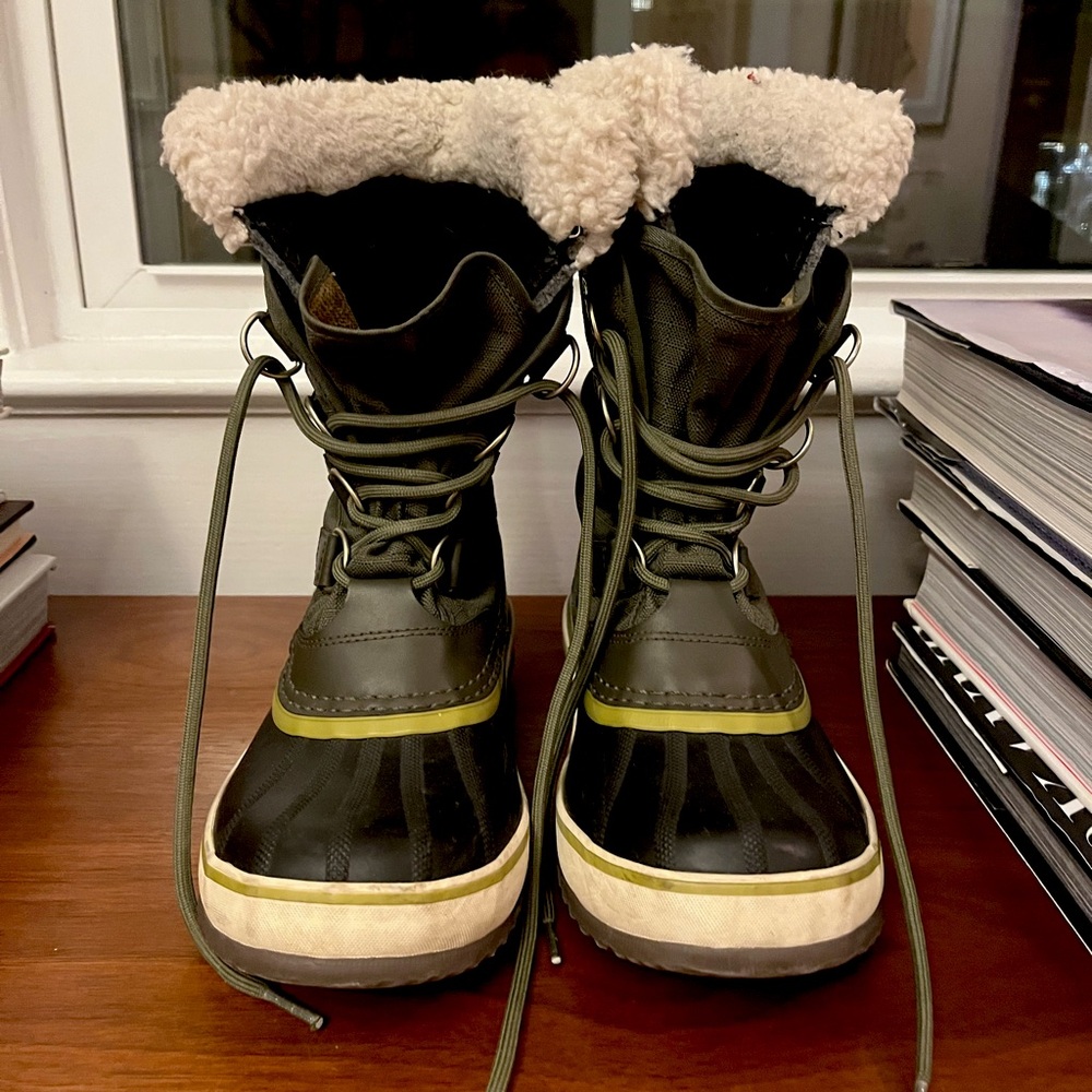 The perfect super warm and cozy winter boot. Size 7